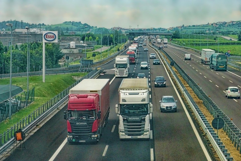 Parlamentul European impune un nou set de norme privind condițiile de lucru ale șoferilor și concurența loială în transportul rutier