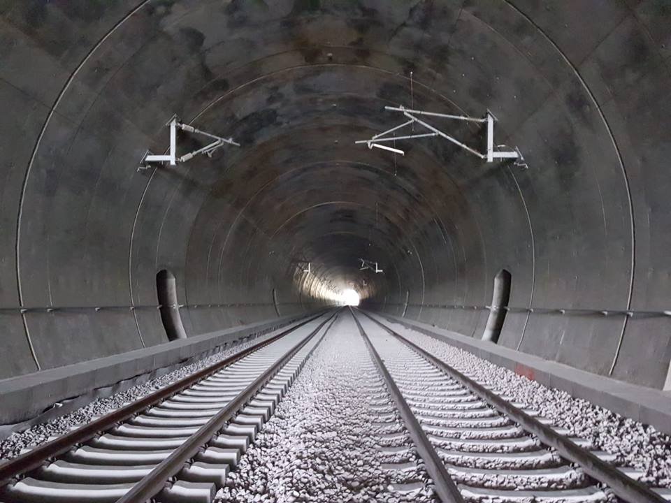 Trenurile circulă de astăzi prin primul tunel feroviar nou dat în funcțiune după 1989 între Sighișoara și Daneș