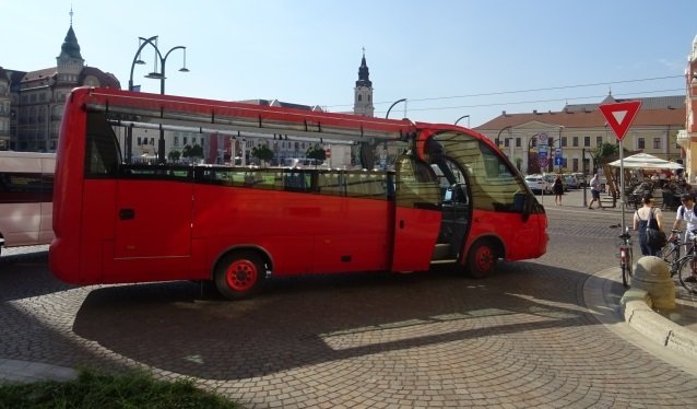 Un autobuz decapotabil va realiza circuite turistice în Oradea