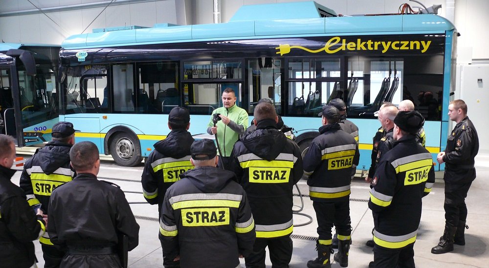 Solaris și experții în securitate rutieră au simulat și demonstrat modul de intervenție în cazul incidentelor ce implică autobuze electrice