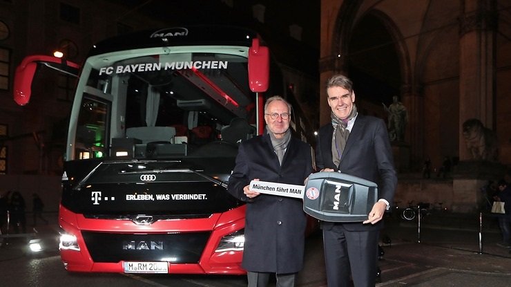 Fotbaliștii de la FC Bayern Munchen se bucură de noul MAN Lion’s Coach cu dotări exclusive pentru un autocar