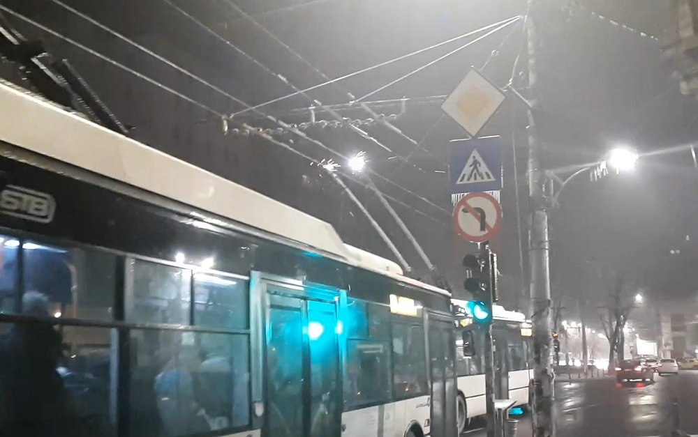 STB retrage din circulație troleibuzele și o parte din tramvaiele din București din cauza înghețului rețelei de contact și a copacilor căzuți