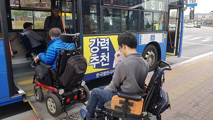 Seoul introduce rezervări telefonice pentru autobuze low-floor pentru transportul utilizatorilor cu scaune cu rotile și a persoanelor cu deficiențe de mobilitate