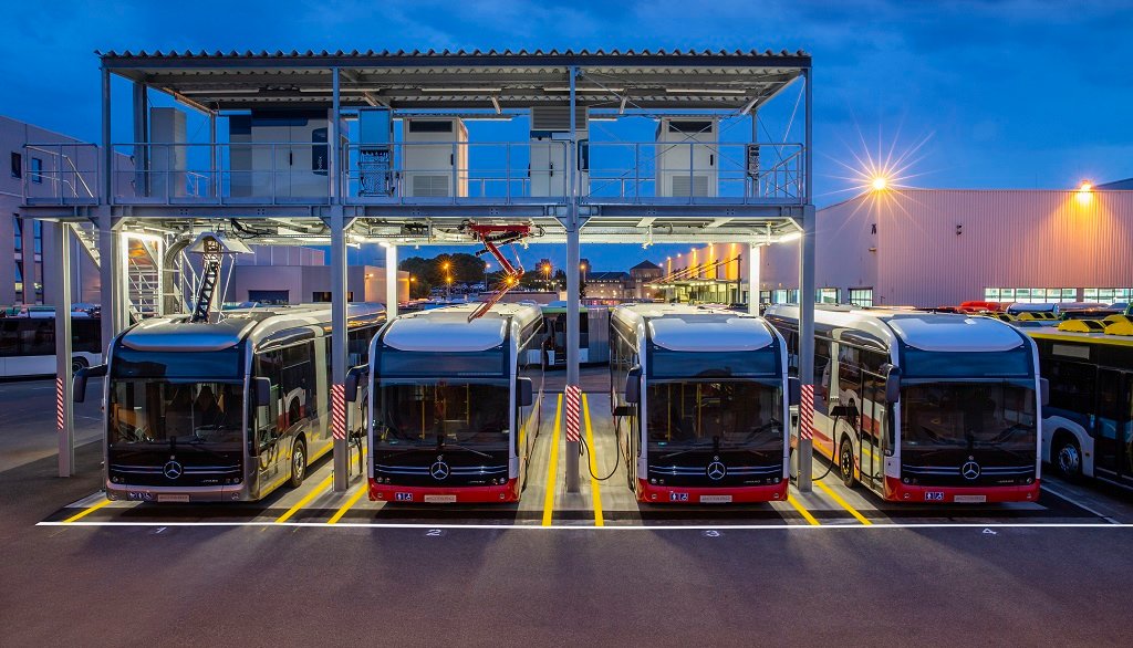 Daimler testează o nouă stație de încărcare electrică a autobuzelor eCitaro la uzina din Mannheim