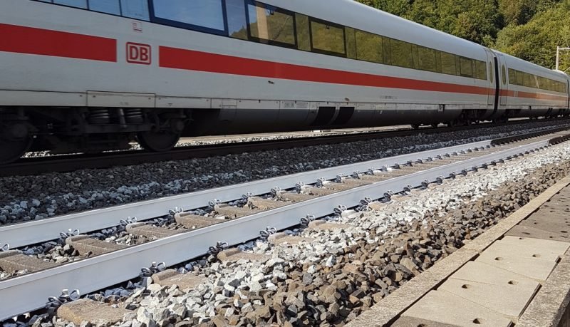 Deutsche Bahn experimentează vopsirea șinelor pentru reducerea efectelor încălzirii climatice asupra infrastructurii și siguranței feroviare