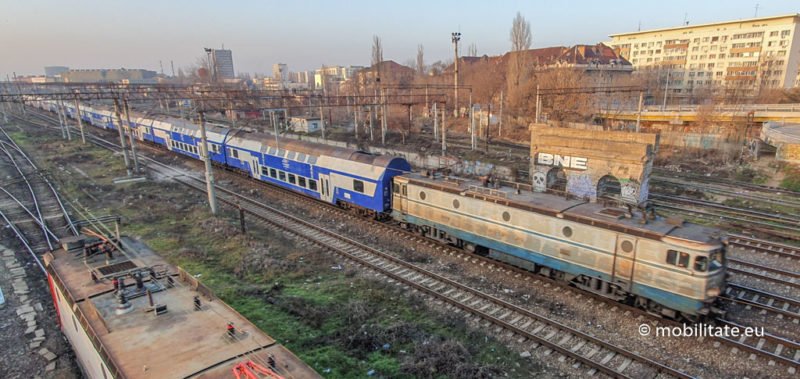 Reportaj – CFR Călători a suplimentat trenurile de pe Valea Prahovei la garnituri de 10 vagoane