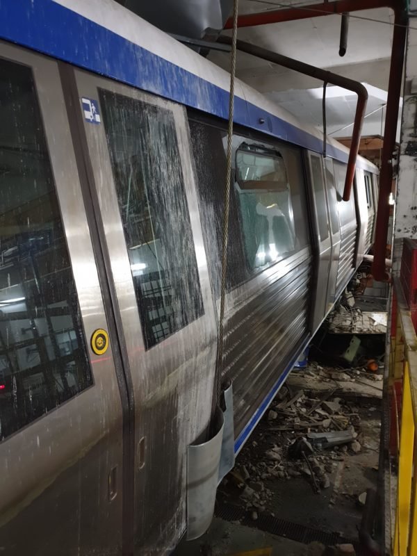 A început scoaterea metroului blocat în depoul Metrorex din Berceni