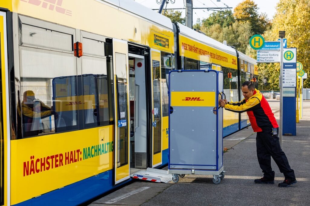 DHL a implementat serviciul de curierat cu tramvaiul în orașul german Schwerin