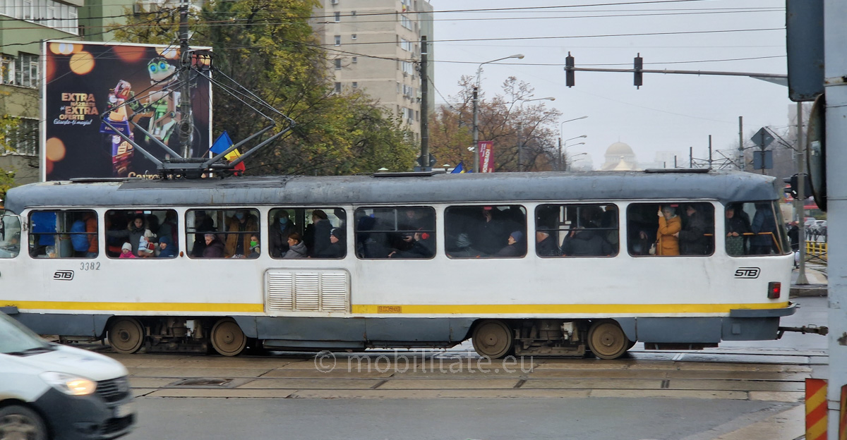 Călătorii sunt înghesuiți în tramvaie din anii 70 în timp ce intrarea în traseu a noilor tramvaie este tergiversată prin diferite metode birocratice
