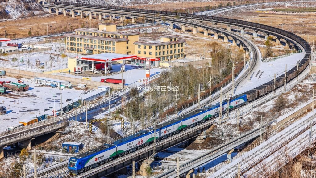 China a început exploatarea locomotivei cu 24 de osii care trage trenuri de până la zece mii de tone și are puterea de 28.8 MW