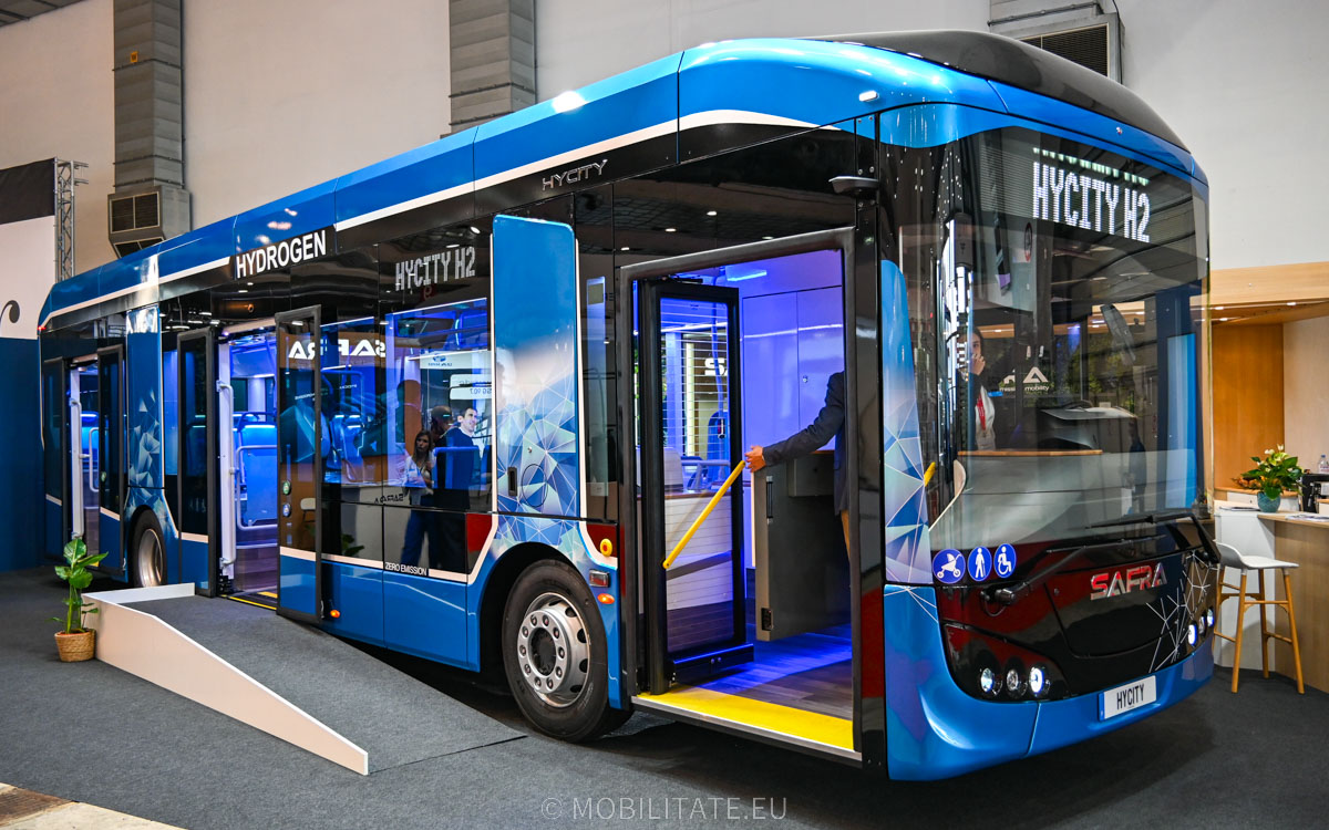 Busworld 2023 – Francezii de la SAFRA prezintă autobuzul cu hidrogen HYCITY H2 cu finisaje din PET reciclat