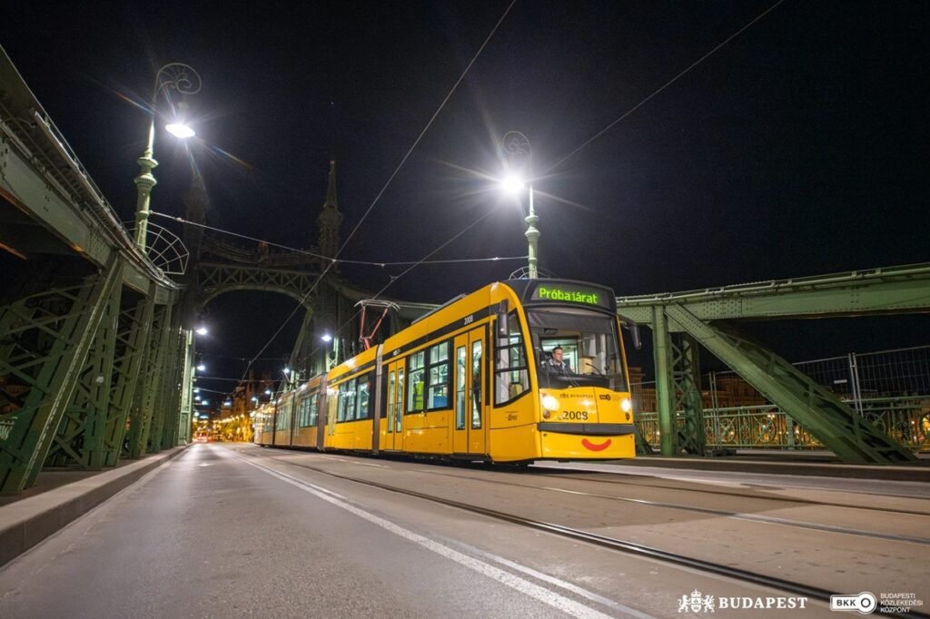 Budapesta testează tramvaiele Siemens și CAF pentru a începe să circule pe Podul Libertății