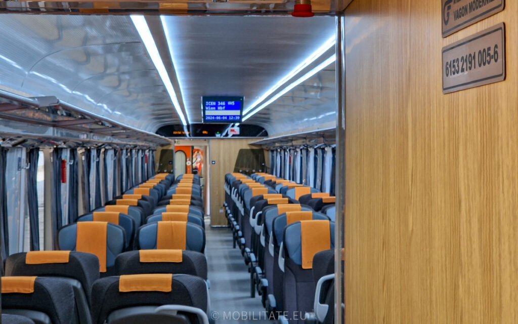 CFR Călători prezintă cea mai modernă locomotivă modernizată la SCRL Brașov și noua generație de vagoane AVA200. Acestea vor circula pe trenurile de Constanța și Brașov