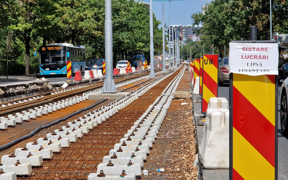 Reportaj – Cum arată lucrările pe linia tramvaiului 5 la o lună de la oprirea acestora. Primăria Capitalei încă nu a plătit datoriile către constructor