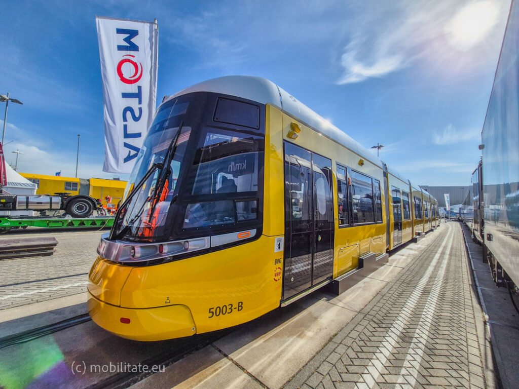 Noile tramvaie Alstom Urbanliner de mare capacitate pentru Berlin rămân în depou după ce verificările infrastructurii au scos la iveală limite critice în zona Alexanderplatz