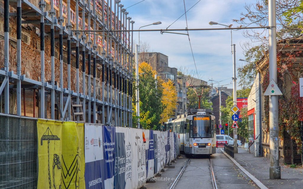 Tramvaiele Imperio revin pe linia 21 luna aceasta odată cu circulația pe ambele sensuri pe Calea Moșilor. Lucrările la fațada hanului Solacolu sunt la final