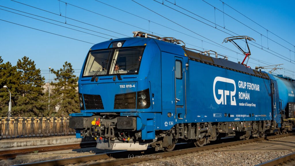 Cea mai nouă locomotiva Siemens Smartron din România a sosit în decembrie la GFR. Anul 2025 aduce peste 10 locomotive Siemens noi la operatorii din România dar varianta dual-mode așteaptă până în 2027