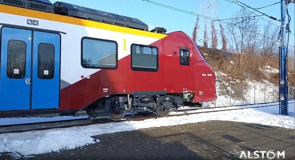 Al treilea tren Alstom Coradia Stream pentru ARF a ieșit din fabrică și urmează să sosească la depoul Alstom Grivița. Prima ramă este ținută de CFR Călători în depou deși ar trebui să facă două drumuri zilnice la Brașov