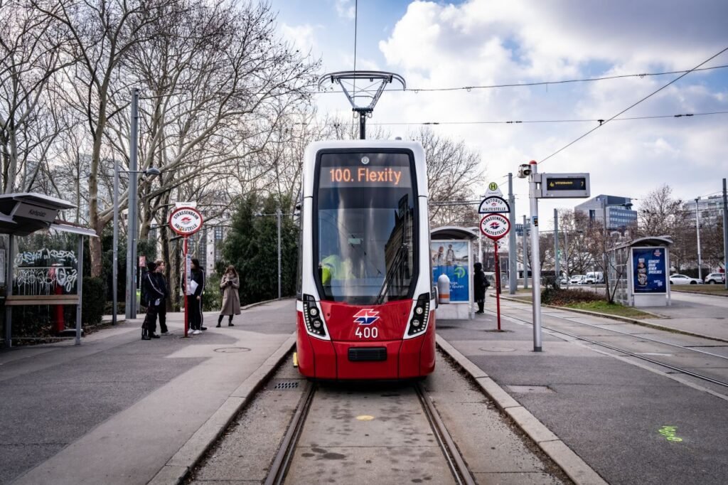 Alstom a livrat tramvaiul Flexity numărul 100 în Viena. Wiener Linien renunță anul acesta la vechile SGP E2 fără podea joasă și aer condiționat