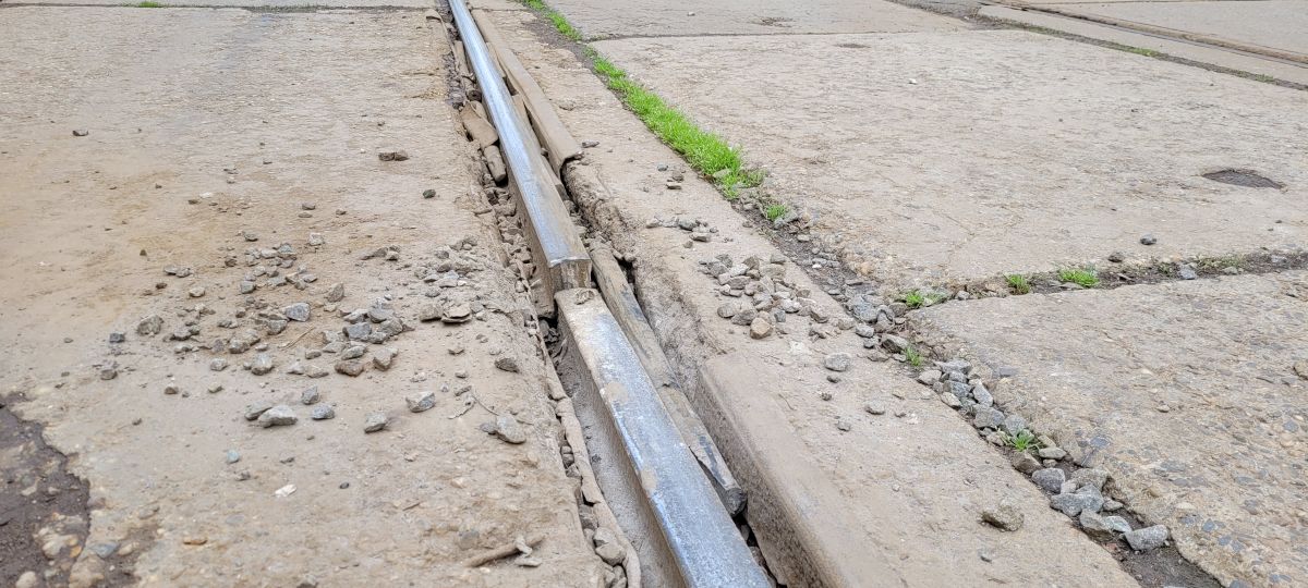 STB SA începe înlocuirea tramvaielor cu autobuze pe tronsoanele de linie unde există riscul accidentelor după ce o șină s-a rupt și a perforat podeaua și scaunul unui tramvai. Primăria Capitalei tergiversează demararea lucrărilor de modernizare deși contractele sunt semnate