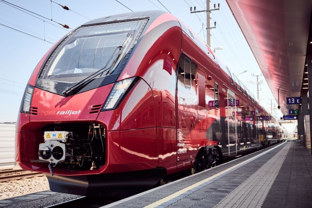 Premieră la Viena: Stadler și ÖBB prezintă noul tren etajat pentru transportul pe distanțe lungi. Acesta va oferi servicii de calitate pe ruta Viena - Salzburg din 2026