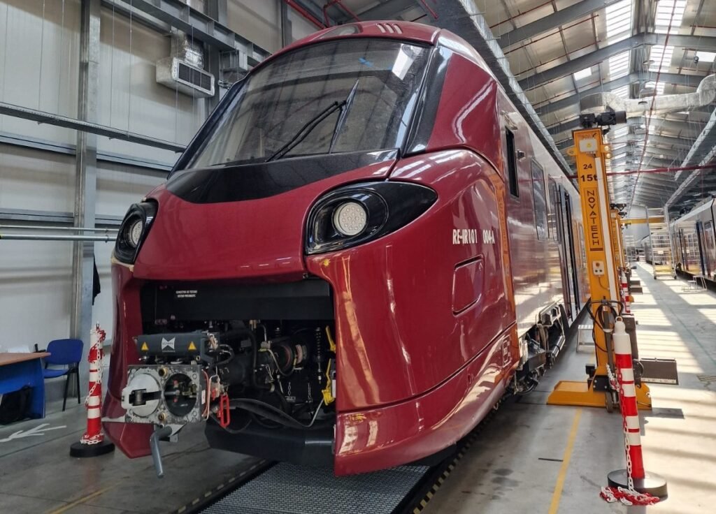 Rama Alstom Coradia 004 a sosit la București. În același timp primele două rame nu sunt în circulație iar livrările lotului de 37 de unități sunt mult întârziate