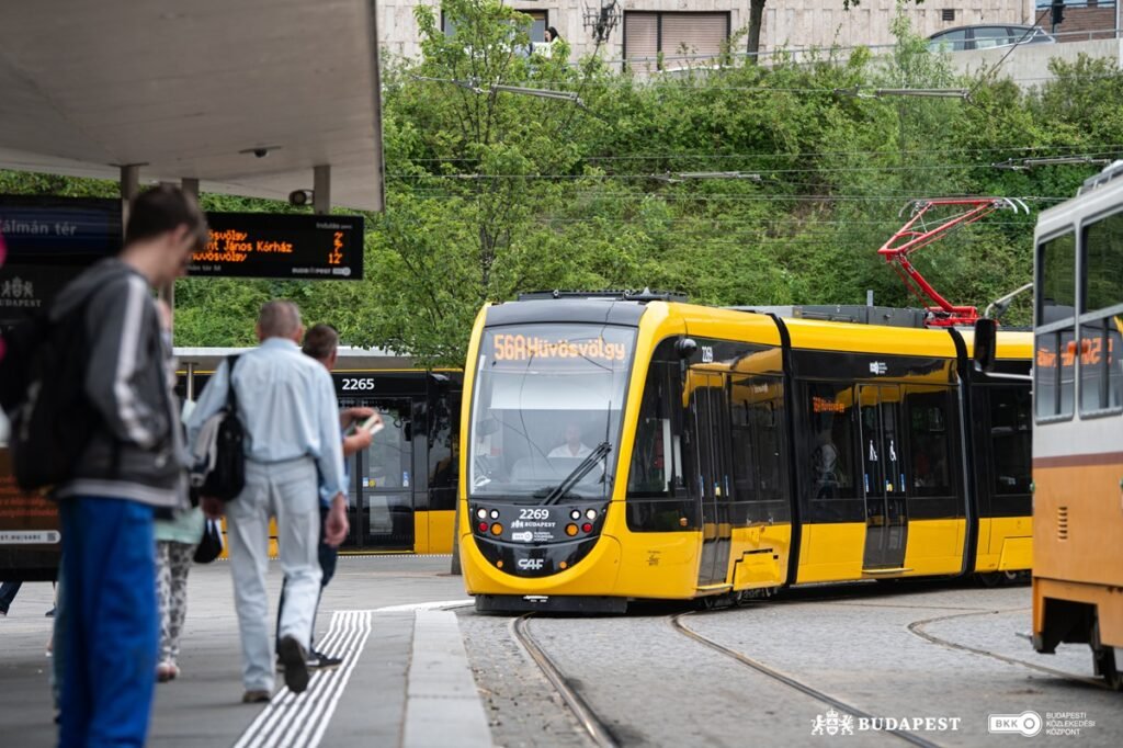Budapesta începe recepția unui lot de 51 de tramvaie noi ce vor crește la aproape jumătate procentul tramvaielor noi din oraș. Noile tramvaie vor circula și pe liniile ce trec pe lângă Parlament