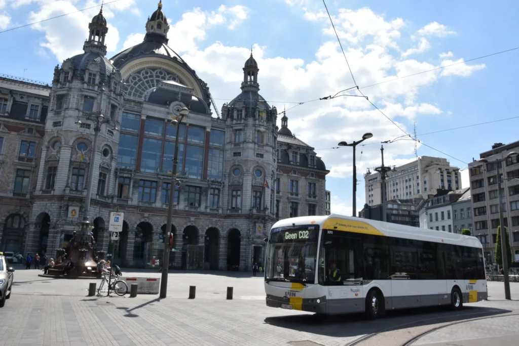 Belgia - De Lijn a pus în circulație primele din cele până la 500 de autobuze electrice BYD. Acestea vor transporta călătorii din cele mai mari orașe din Belgia