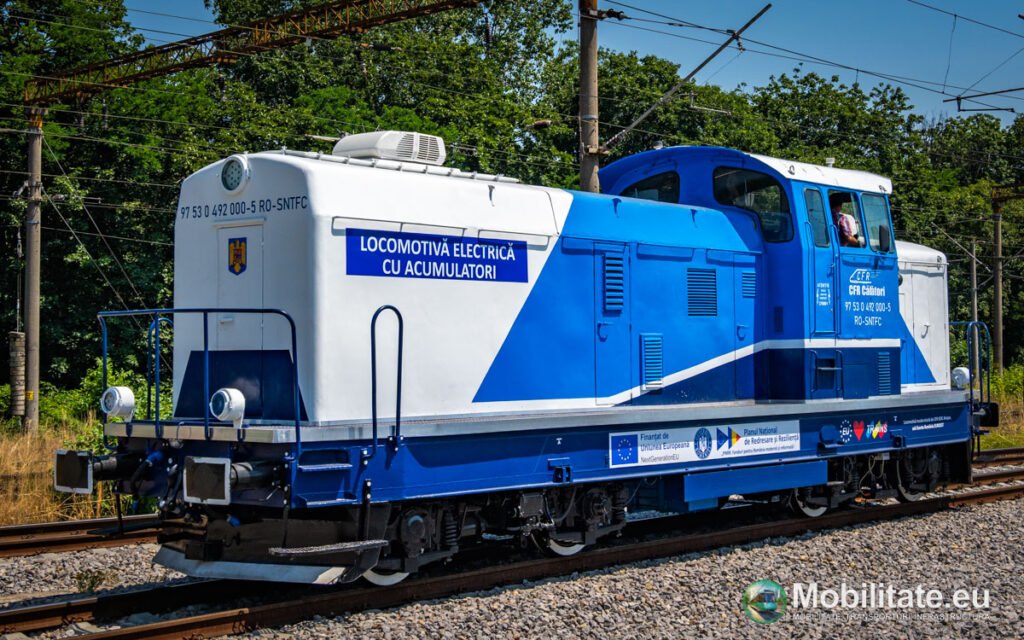 A treia locomotivă electrică cu acumulatori modernizată la SCRL Brașov ajunge la București. Economie zilnică de peste 1500 de litri de motorină cu cele două locomotive alocate depoului Brașov