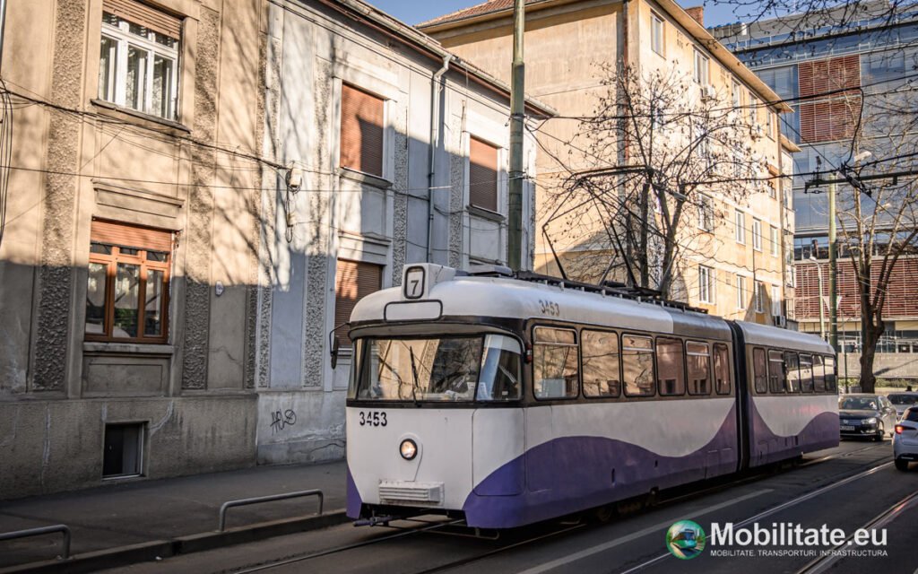 Călătorii liniei tramvaiului 7 din Timișoara scapă de ruginituri. Se realizează probe cu tramvaiele modernizate Armonia