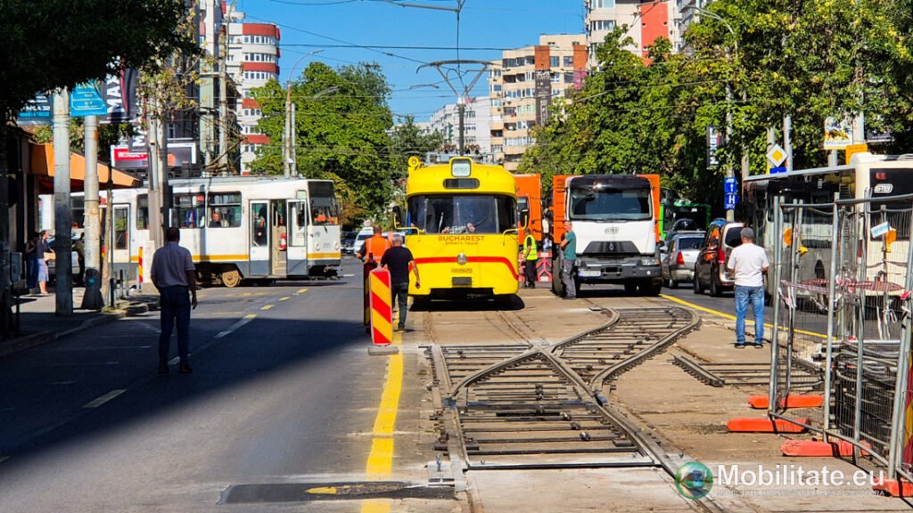 STB SA a instalat pe bulevardul Ion Mihalache noile aparate de cale ce vor fi utilizate pentru circulația tramvaielor pe un singur sens, cunoscut ca sistem „la pelata”. Perechea de aparate de cale a fost instalată între zona Doctor Felix și Piața Victoriei, pe unde vor circula tramvaiele din cadrul evenimentului Săptămâna Mobilității 2025, în weekendul 21-22 septembrie.