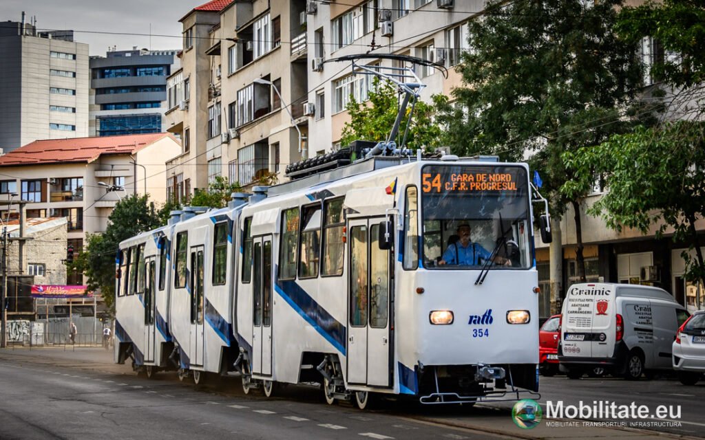 Tramvaiul care circula prin fața blocurilor gri din anii 90 a revenit pe șine în prima schemă modernă de după revoluție