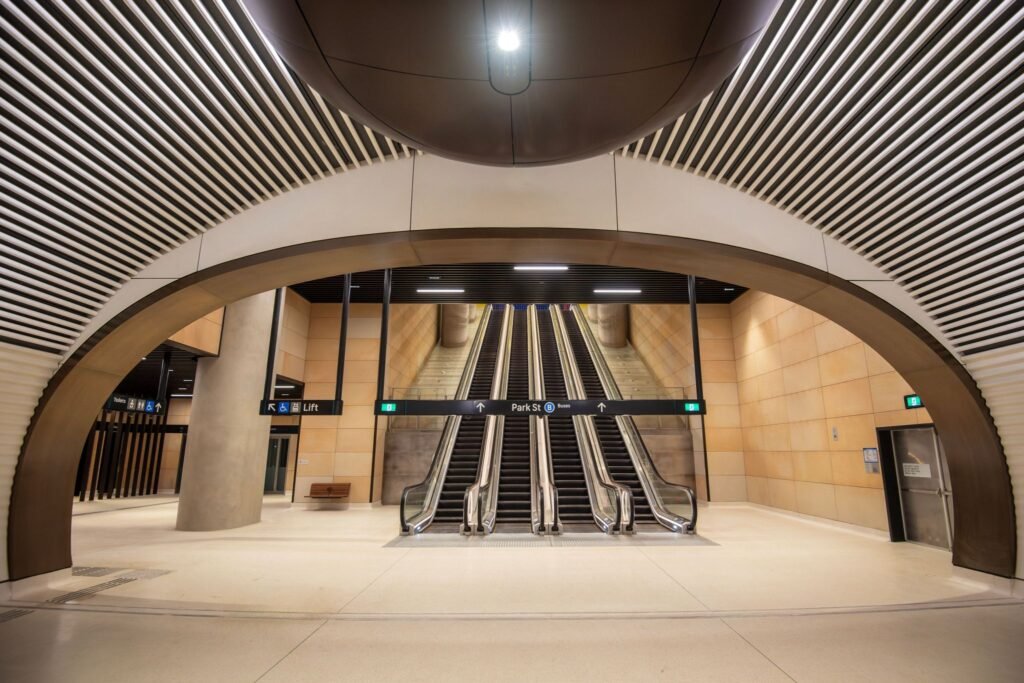 Stația Gadigal din Sydney câștigă Premiul Versailles 2025 pentru Interior și devine reper global în arhitectura transportului public