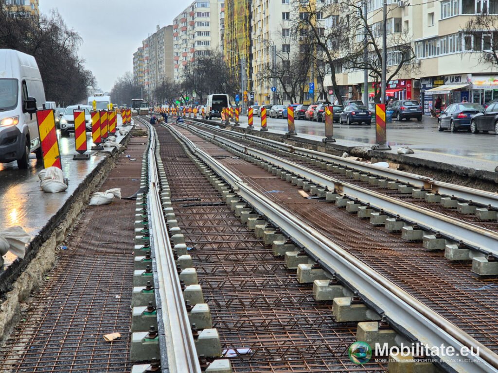Au fost montate primele șine pe bulevardul Chișinău unde constructorul avansează rapid după finalizarea rețelelor edilitare