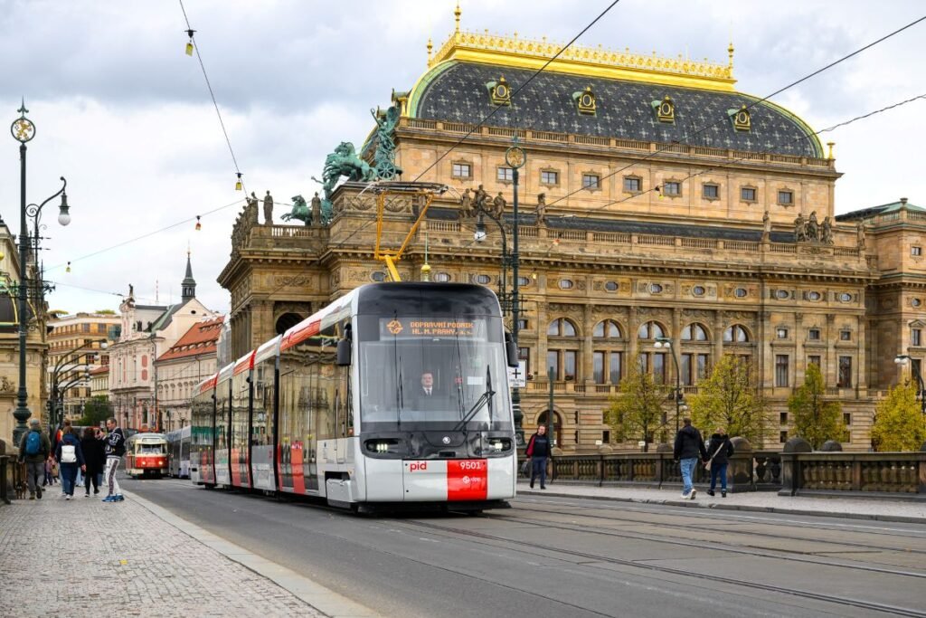 Noile tramvaie Skoda 52T din Praga au depășit 3 milioane de călători transportați. Investiții importante în mobilitatea din capitala Cehiei