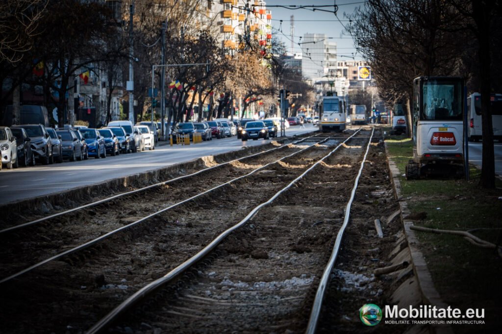 Reabilitarea liniei de tramvai 32 devine prioritate pentru PMB după deteriorarea cauzată de gazonul montat greșit