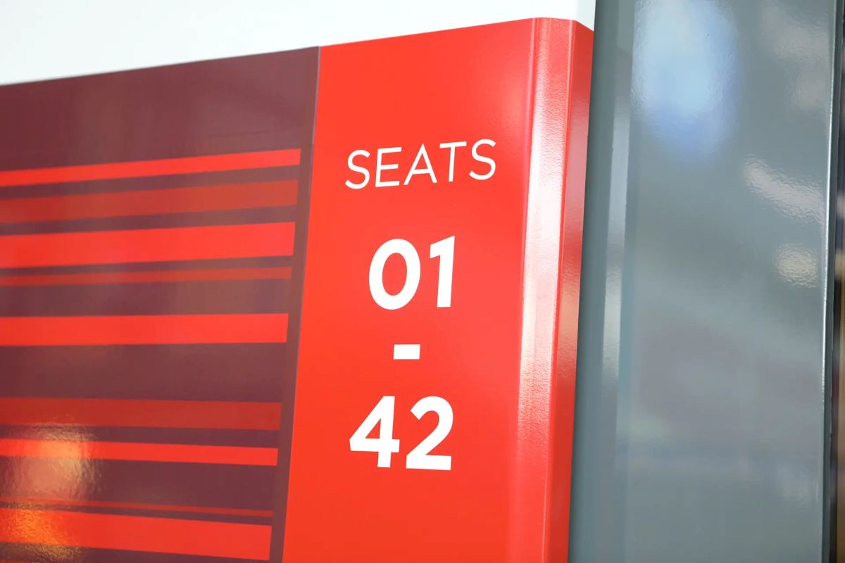 LNER introduce senzori inteligenți SeatSense pentru a facilita găsirea locurilor libere în trenurile Azuma
