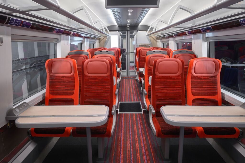 LNER prezintă noile trenuri intercity tri‑mode cu design modern și tehnologii digitale avansate pentru modernizarea transportului feroviar pe East Coast Main Line