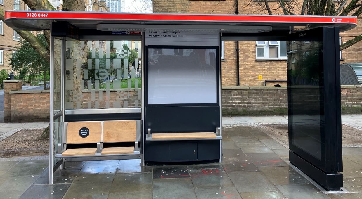 Londra testeaza noi modele de refugii în stațiile de autobuze pentru cresterea sigurantei si accesibilitatii călătorilor