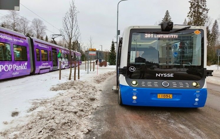Tampere lansează primul serviciu de transport public cu autobuze autonome integrate cu rețeaua de tramvai