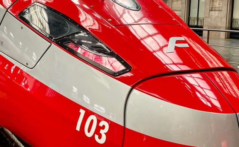 Frecciarossa își schimbă identitatea vizuală și primește al cincilea tren de nouă generație