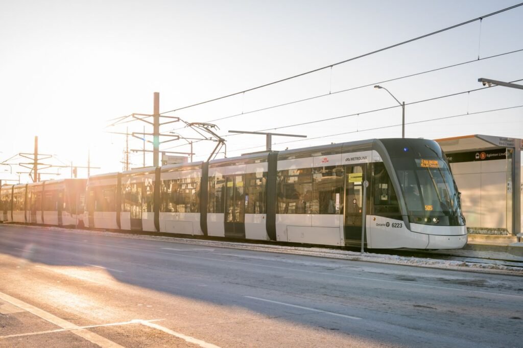 Linia 5 Eglinton din Toronto a fost deschisă oficial cu 19 km de metrou ușor de-a lungul arterei Eglinton