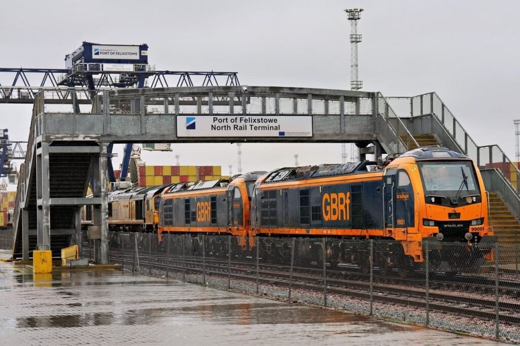 Portul Felixstowe devine primul port din Marea Britanie care utilizează noile locomotive hibride Stadler Class 99