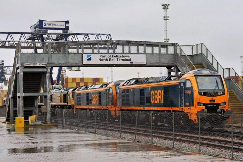 Portul Felixstowe devine primul port din Marea Britanie care utilizează noile locomotive hibride Stadler Class 99