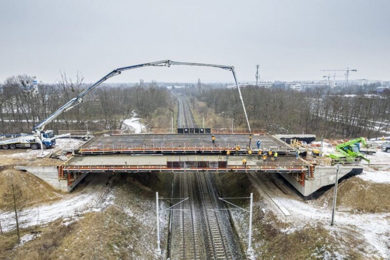 PKP PLK încheie etapa de depunere a proiectelor pentru eliminarea trecerilor la nivel și trecerea la pasaje denivelate în toată Polonia