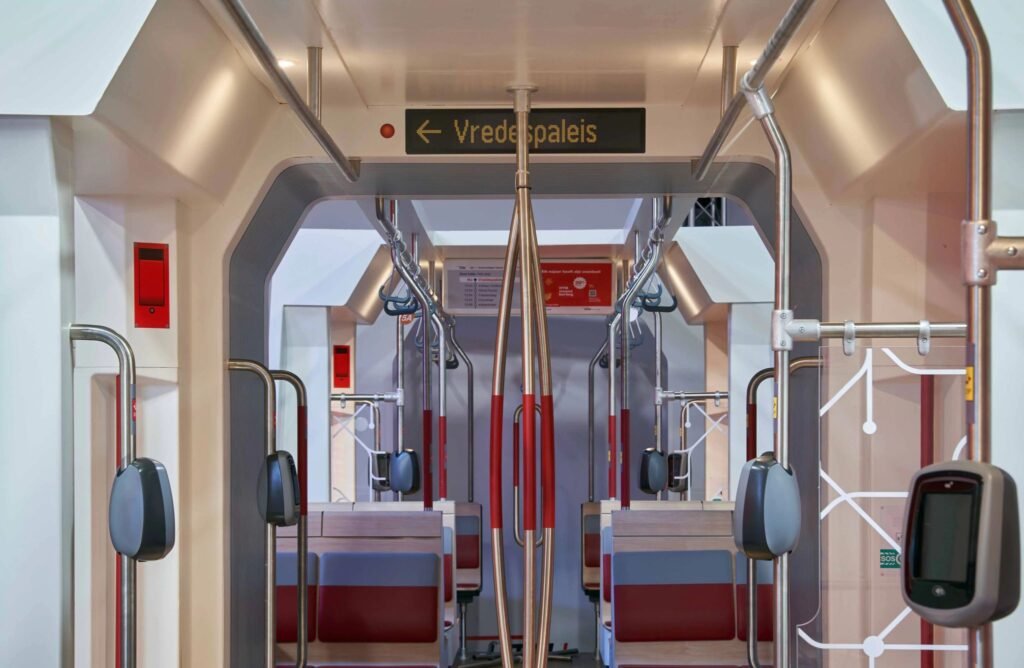 Tramvaiul TINA pentru Haga prinde viață printr-un prototip real realizat de Aivan și Stadler Rail