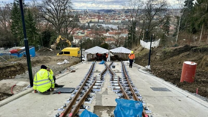 Lucrările la infrastructura liniei de funicular din Praga avansează aducând noi elemente montate pe întreaga rută