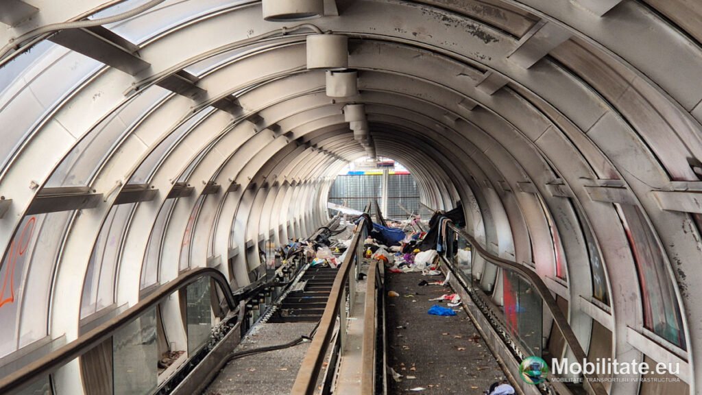 Au început lucrările la două tronsoane ale trotuarului rulant din Gara de Nord. Evident este vorba de lucrările de furt calificat sub ochii autorităților