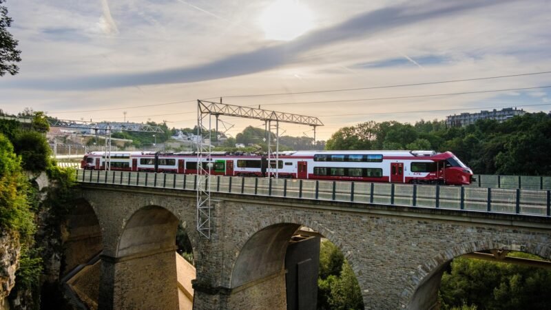 Luxemburg marchează un nou record de trafic feroviar în 2025 cu 31 milioane de pasageri și investiții majore pentru creșterea capacității