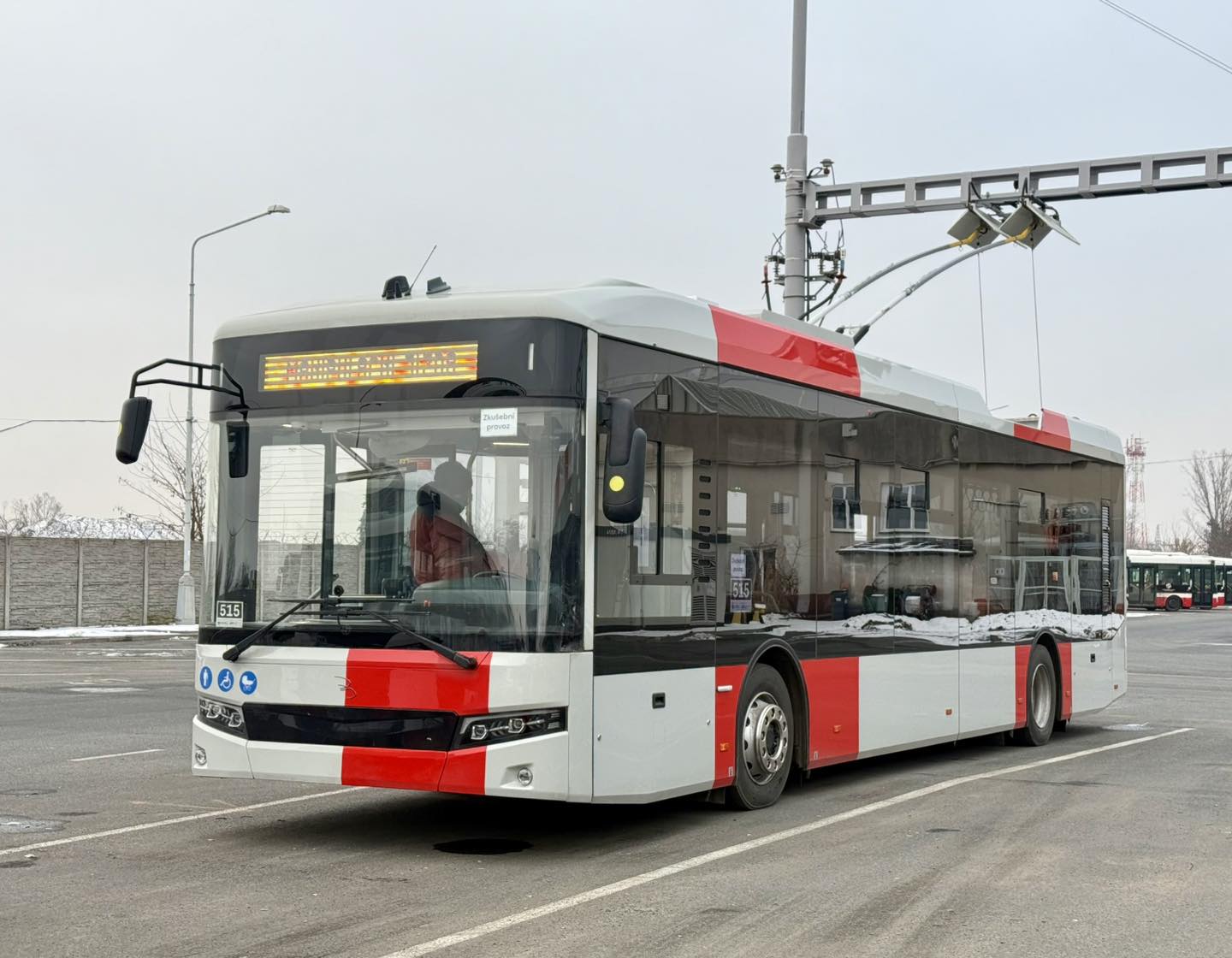 Primul troleibuz Bozankaya SNG 12T, numerotat 515 și livrat în urmă cu o lună la depoul Klíčov, a intrat astăzi pentru prima dată în exploatare de test pe rețeaua din Praga. Vehiculul, vopsit în schema unitară PID, a efectuat curse fără pasageri pe linia dintre Palmovka și Trakovice, unde au fost verificate mai multe funcții tehnice, inclusiv sistemul de coborâre automată a captatorilor.